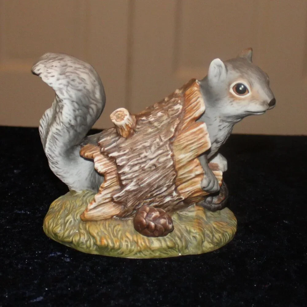 HOMCO Masterpiece Porcelain Gray Squirrel in Log 1986